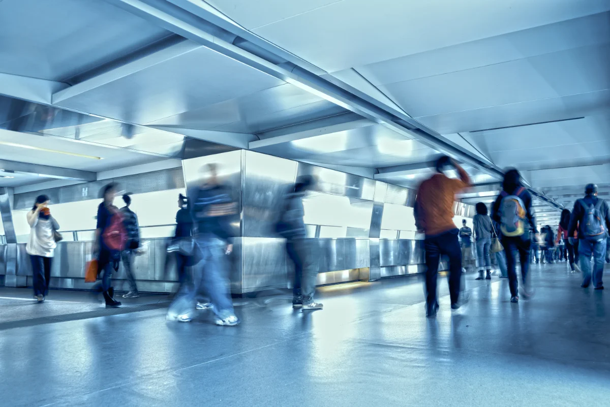 Moving crowd in venue